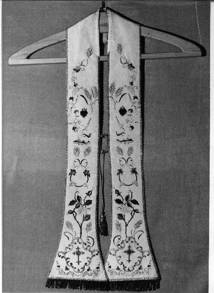 motivi decorativi floreali/ simboli eucaristici (stola, opera isolata) - manifattura ligure (prima metà sec. XX)