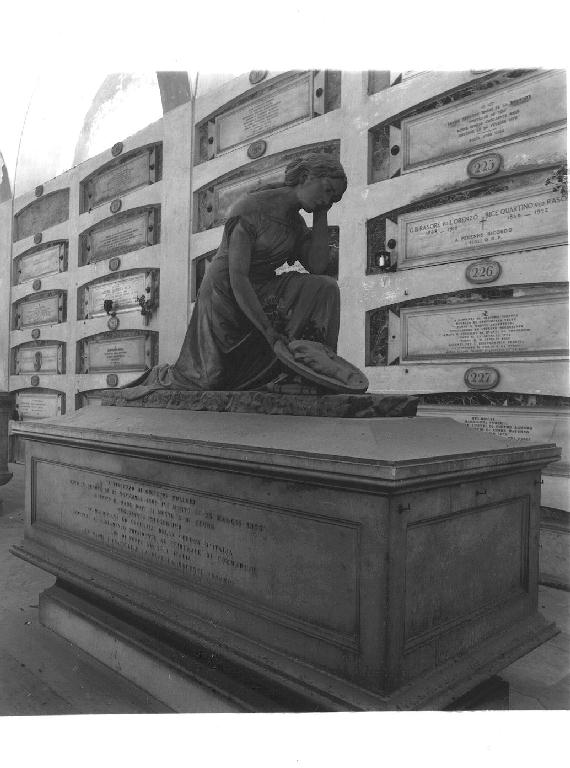 figura femminile inginocchiata con ritratto d'uomo di profilo (monumento funebre, opera isolata) di Fabiani Federico (attribuito) (ultimo quarto sec. XIX)