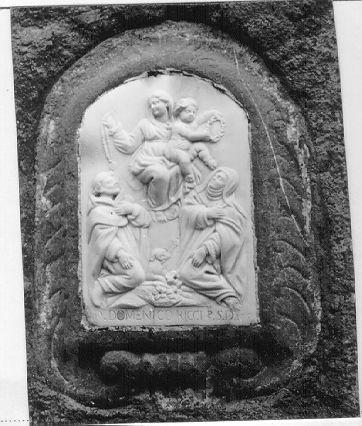 Madonna del Rosario con San Domenico e Santa Caterina da Siena (rilievo) - ambito apuoversiliese (sec. XVIII)