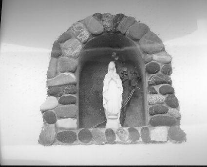 Madonna di Lourdes, Madonna (statuetta) - bottega apuana (sec. XX)