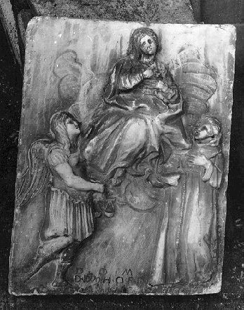 Madonna con altri personaggi (rilievo) - ambito apuoversiliese (sec. XVII)
