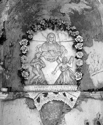 Madonna del conforto, Madonna con altri personaggi (rilievo) - ambito apuoversiliese (sec. XVIII)