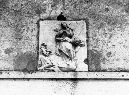 Madonna Immacolata con frate inginocchiato (rilievo) - ambito lucchese (inizio sec. XVIII)