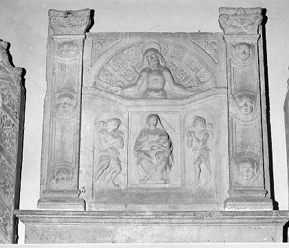 Madonna con Bambino fra due angeli, in alto il Redentore (rilievo) - bottega toscana (seconda metà sec. XV)