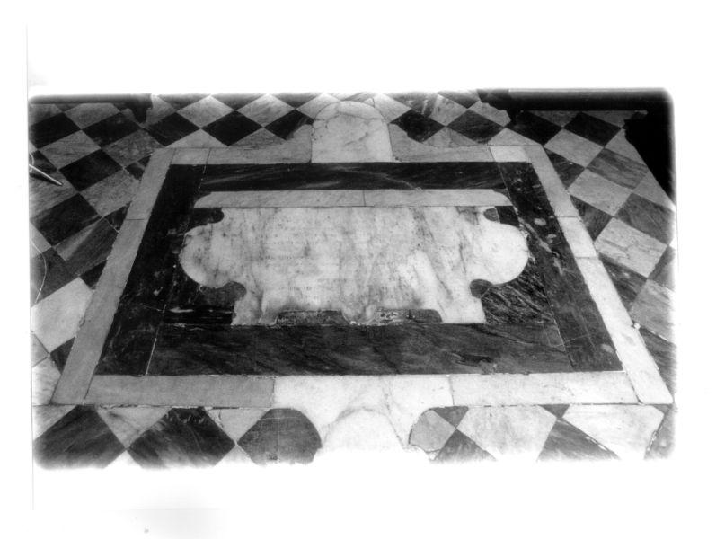 lapide tombale - ambito pisano (prima metà sec. XVIII)