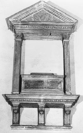 sarcofago - a edicola - ambito italiano (sec. XV)
