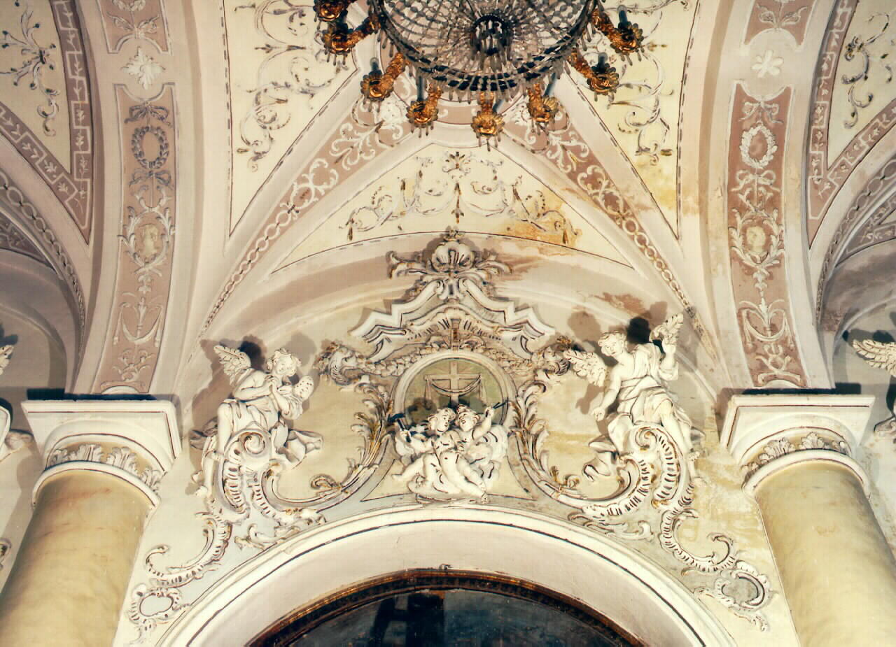 angeli ed angioletti con simboli della Passione tra motivi decorativi vegetali (rilievo) - ambito siciliano (Seconda metà sec. XVIII)