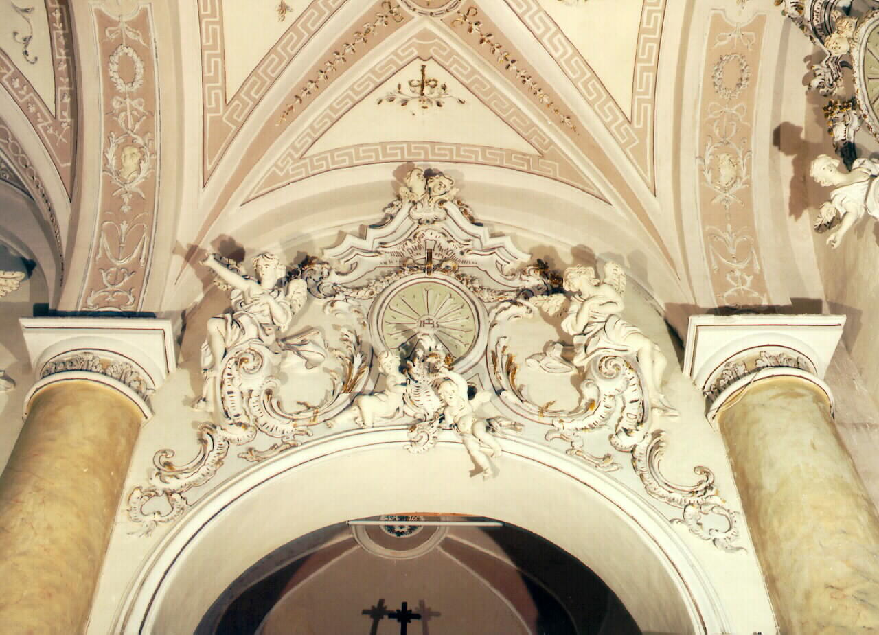 angeli ed angioletti reggicartella tra motivi decorativi vegetali (rilievo) - ambito siciliano (Seconda metà sec. XVIII)