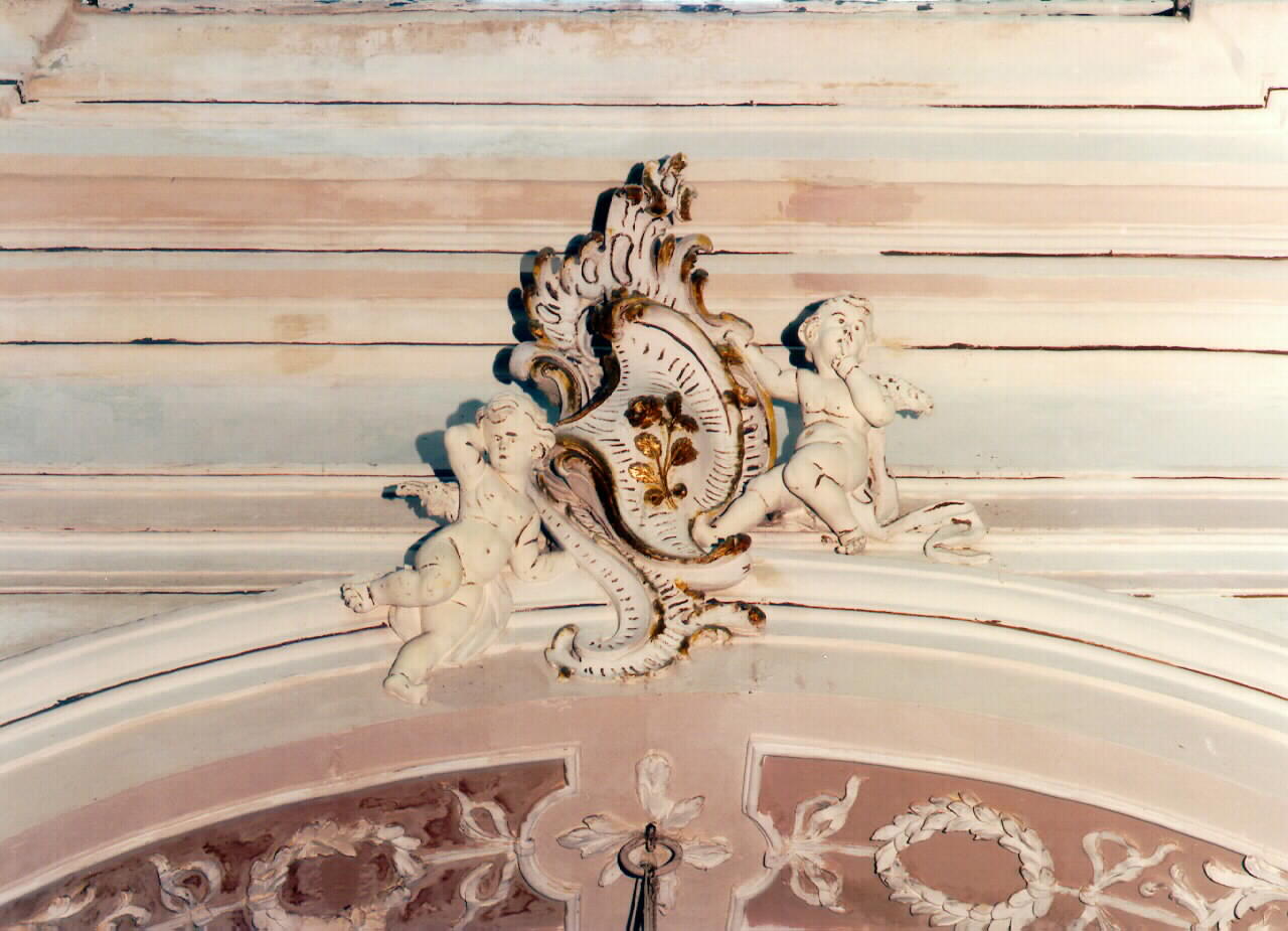 angioletti reggicartella con rosa (rilievo) - ambito siciliano (Seconda metà sec. XVIII)