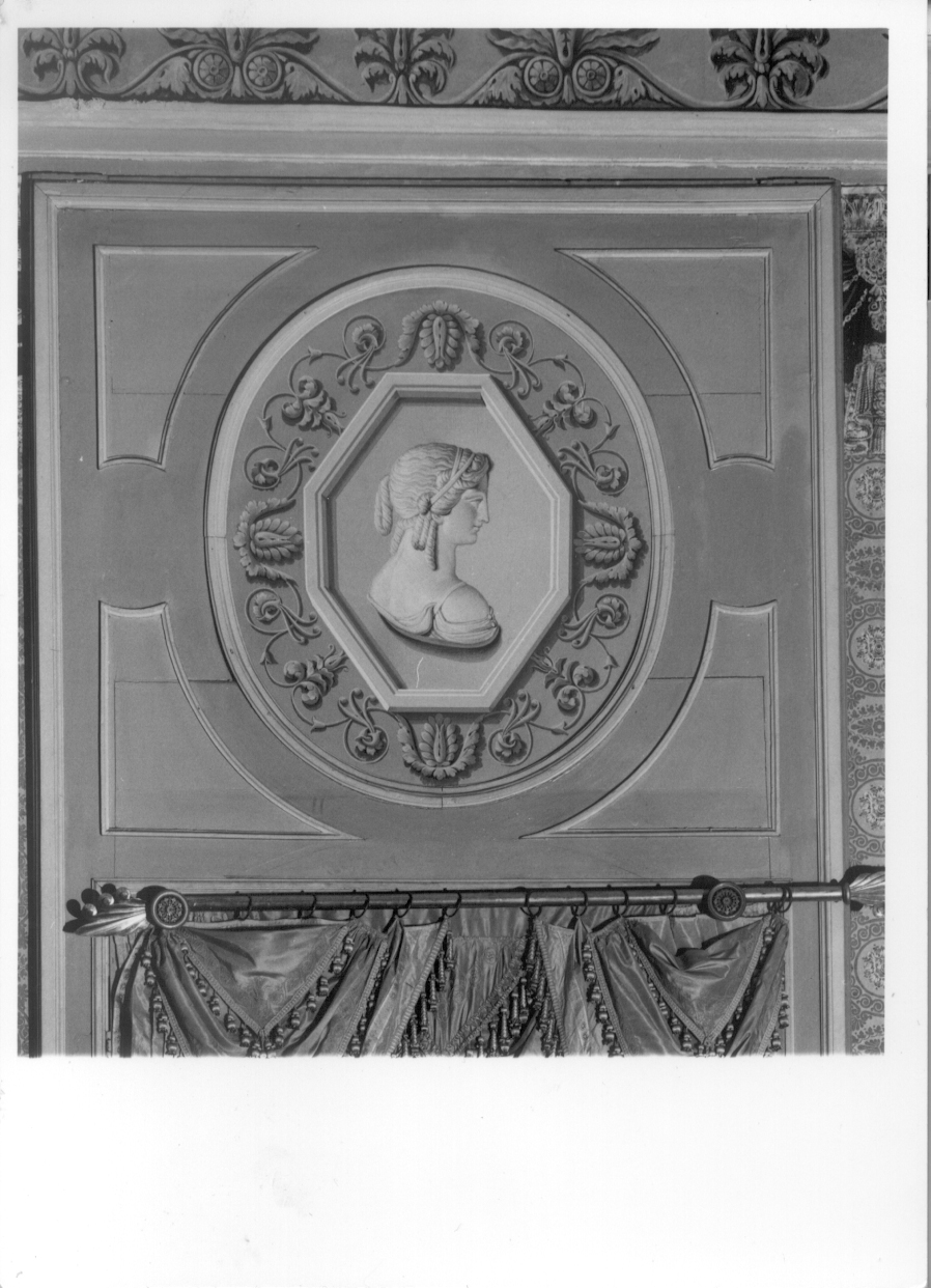 motivo decorativo a finta cornice con busto di Elena di Troia (sovrapporta, elemento d'insieme) - ambito piemontese (secondo quarto sec. XIX)
