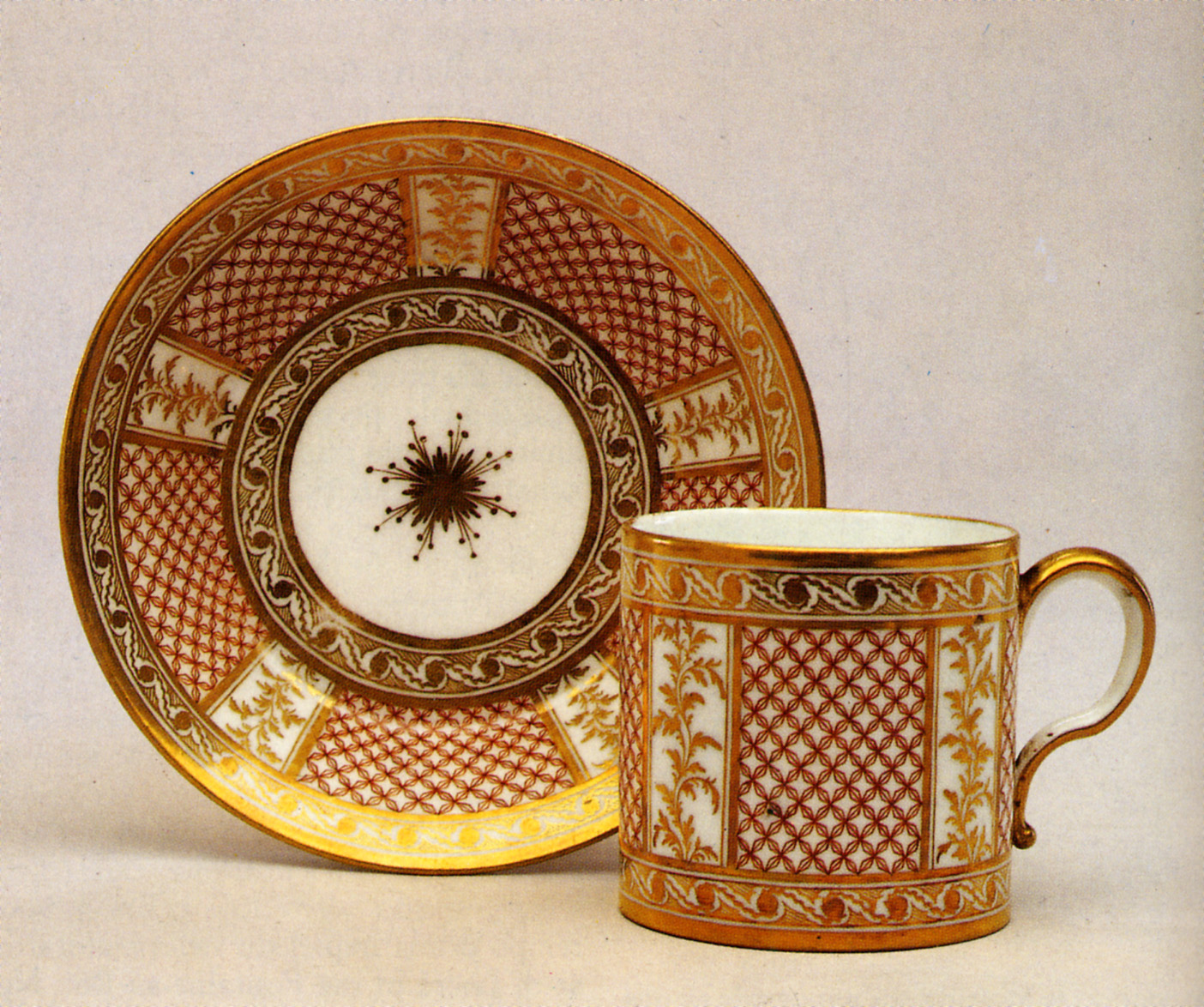 motivo decorativo geometrico con tralci vegetali (tazzina da caffe', opera isolata) di Manifattura del Duca D'Orléans (ultimo quarto sec. XVIII)
