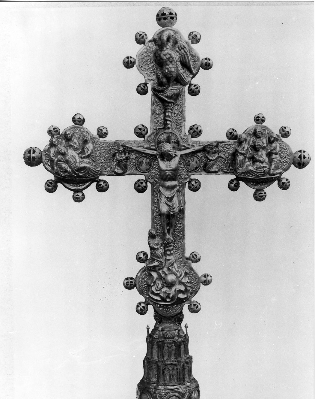 Cristo crocifisso, pellicano, Santa Maria Maddalena (croce processionale) di Amico di Antonio di Notar Amico (primo quarto sec. XV)