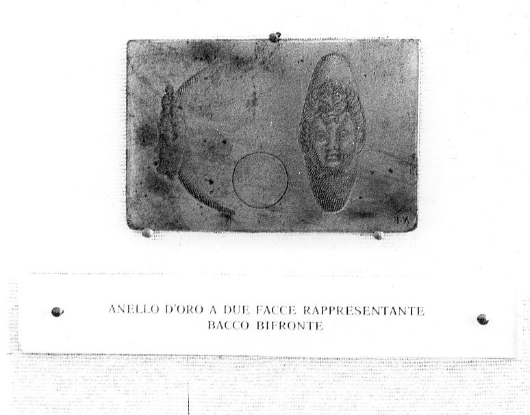 anello d'oro a due facce rappresentante Bacco bifronte (stampa) di Tiberi Nicola (sec. XVIII)
