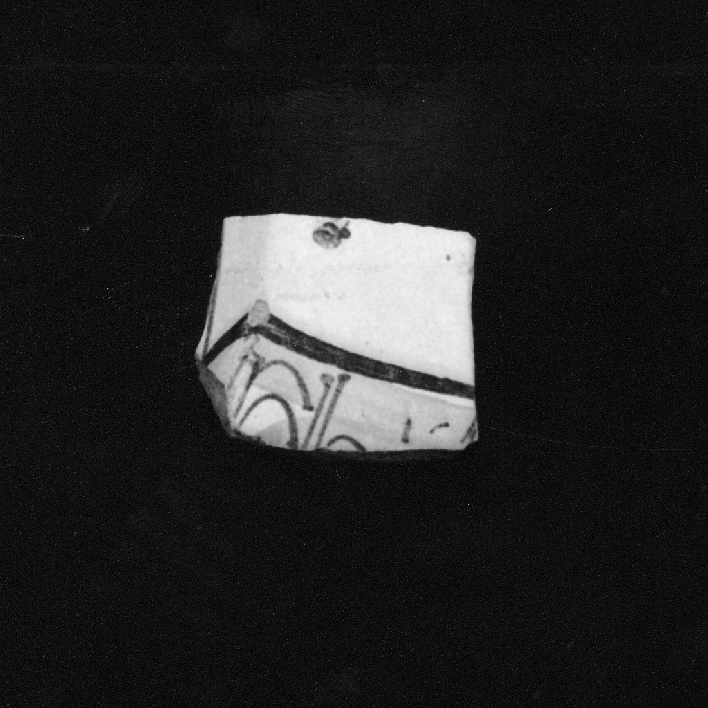 Motivo decorativo (tesa di piatto, frammento) - manifattura abruzzese (fine/inizio secc. XVII/ XVIII)