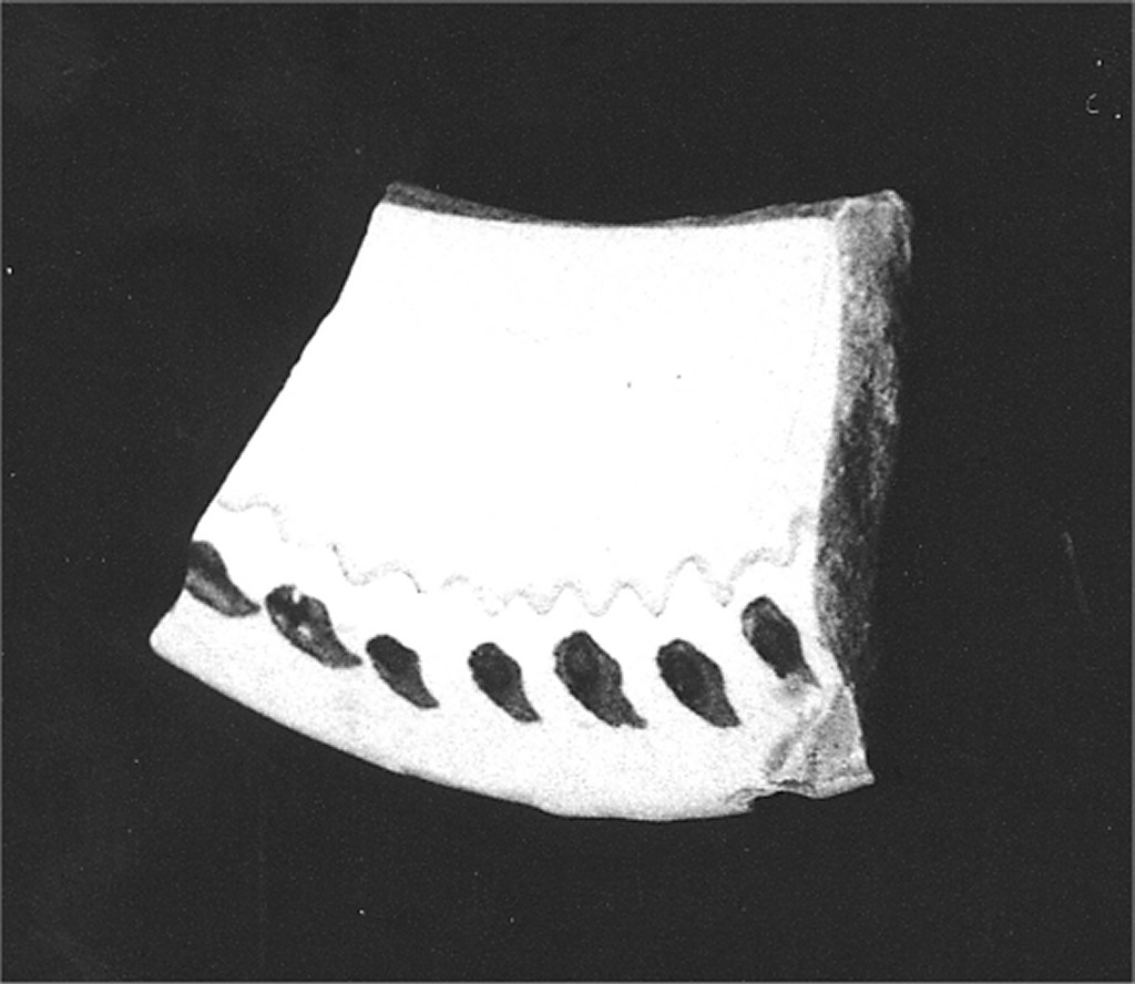 Motivo decorativo (tesa e cavetto di piatto, frammento) - manifattura abruzzese (fine/inizio secc. XVI/ XVII)