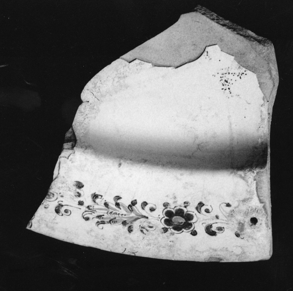 Motivo decorativo floreale (tesa e cavetto di scodella, frammento) - manifattura abruzzese (fine/inizio secc. XVI/ XVII)