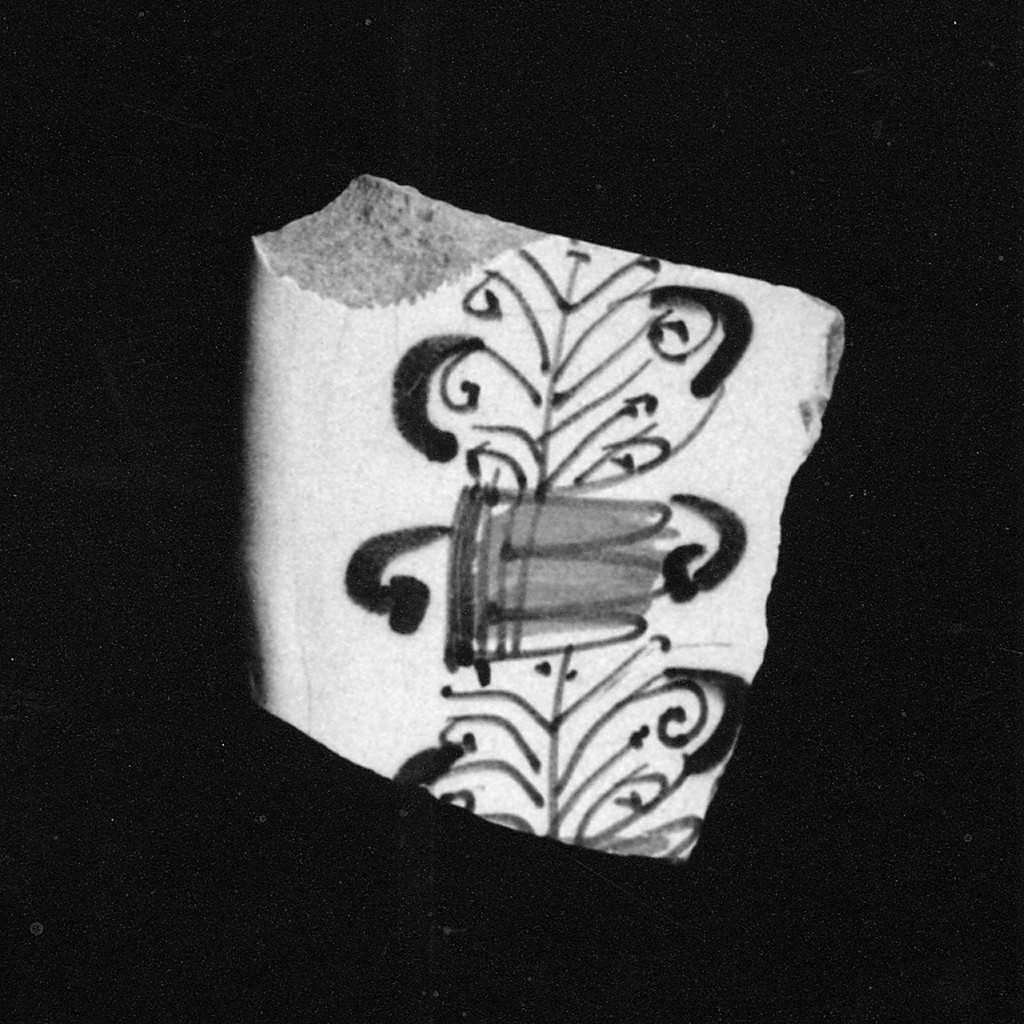 Motivi decorativi geometrici e vegetali (orlo, frammento) - manifattura abruzzese (fine/inizio secc. XVI/ XVII)