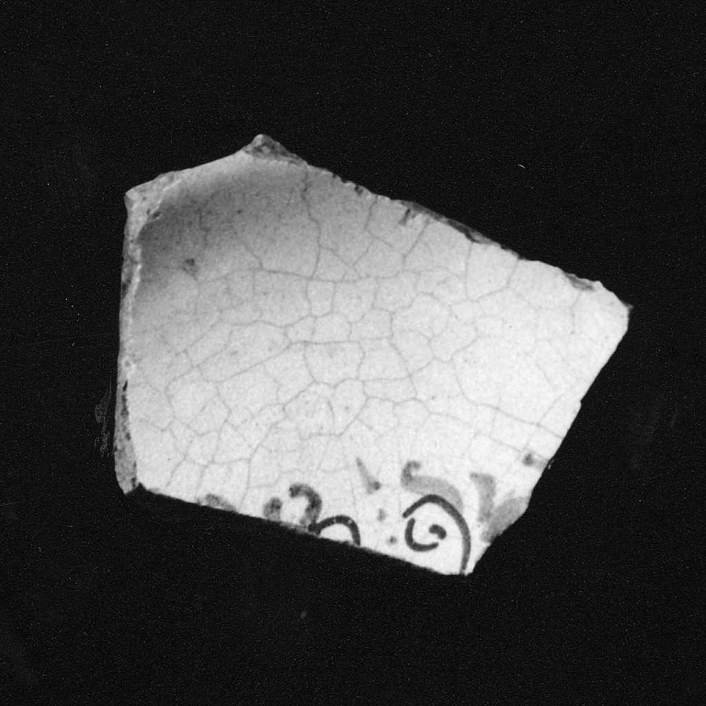 Motivo decorativo (orlo e parete di tazzina, frammento) - manifattura abruzzese (sec. XVII)