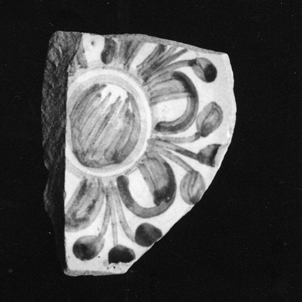 Motivo decorativo floreale (fondo, frammento) - manifattura abruzzese (fine/inizio secc. XVII/ XVIII)