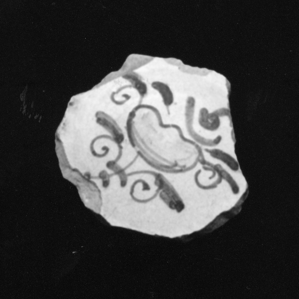 Motivo decorativo floreale (fondo, frammento) - manifattura abruzzese (fine/inizio secc. XVI/ XVII)
