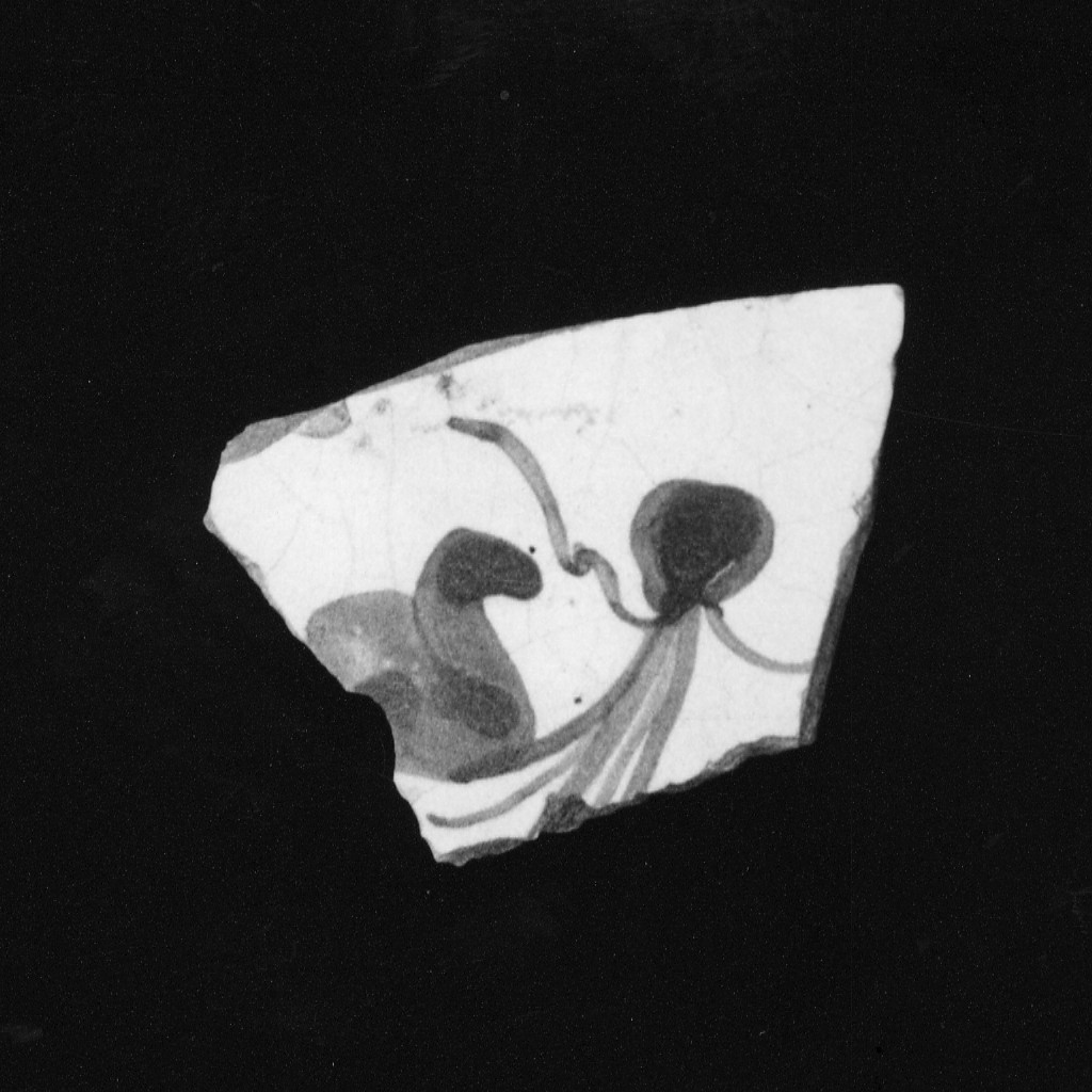 Motivo decorativo floreale (fondo, frammento) - manifattura abruzzese (fine/inizio secc. XVII/ XVIII)