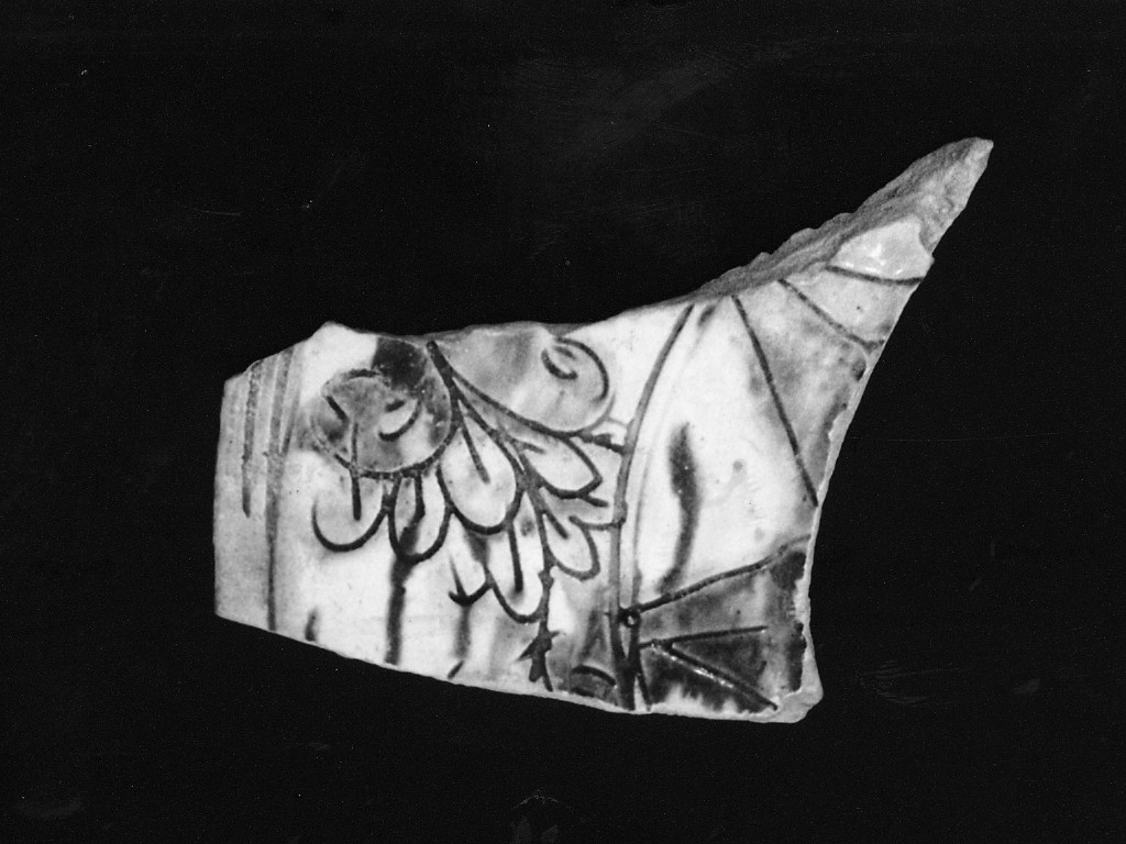 Motivo decorativo vegetale (fondo e tesa di scodella, frammento) - manifattura abruzzese (fine/inizio secc. XV/ XVI)