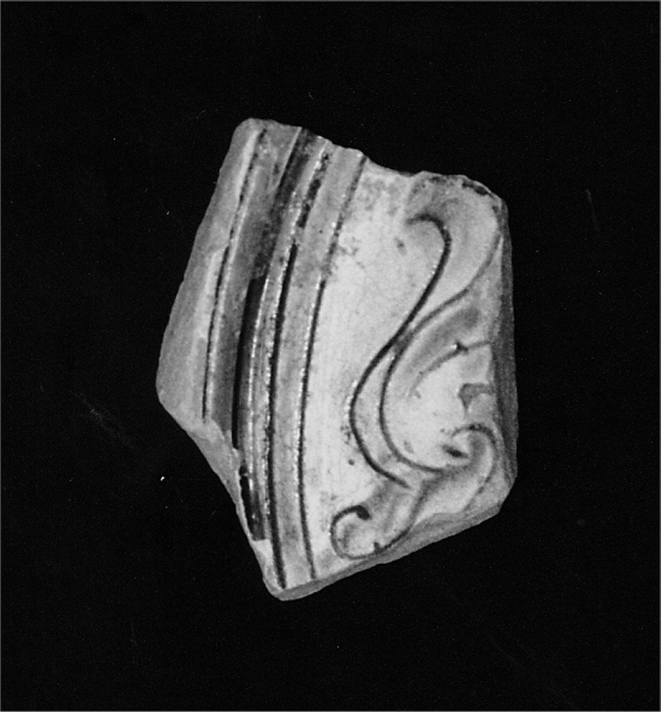 Motivo decorativo vegetale (fondo di scodella, frammento) - manifattura abruzzese (fine/inizio secc. XV/ XVI)