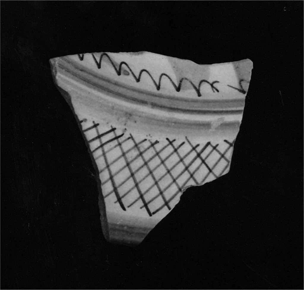 Motivo decorativo geometrico (tesa e cavetto di piattino, frammento) - manifattura abruzzese (fine/inizio secc. XVIII/ XIX)