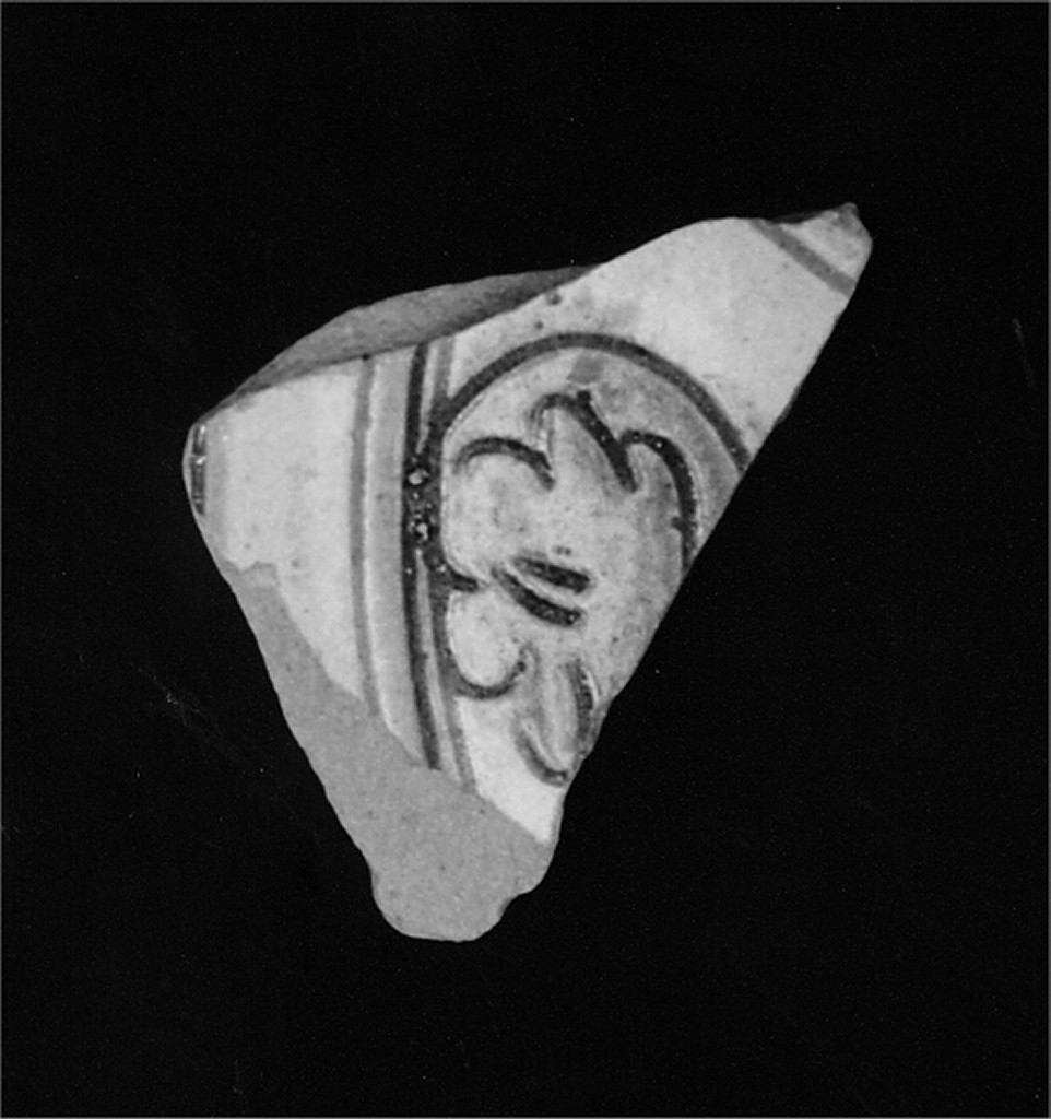 Motivo decorativo floreale (fondo, frammento) - manifattura abruzzese (fine/inizio secc. XV/ XVI)