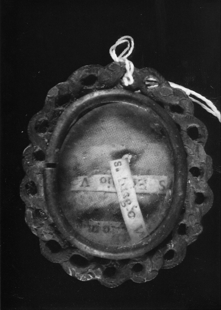 Motivi decorativi vegetali stilizzati (reliquiario a capsula - a pendente) - produzione abruzzese (sec. XIX)