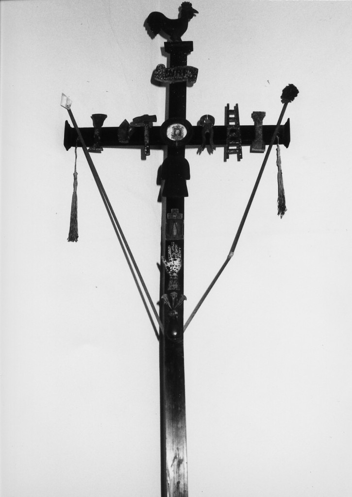 Simboli della Passione/ Volto Santo (croce processionale) - produzione abruzzese (sec. XIX)