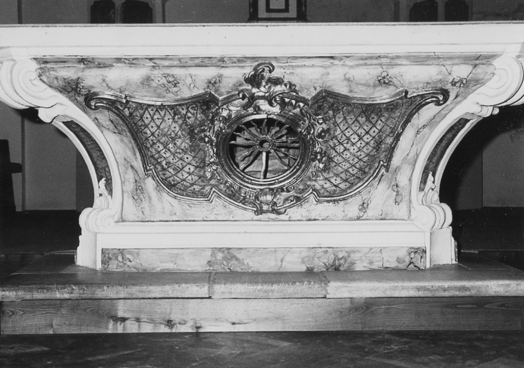 Motivi decorativi floreali, a volute ed a finti marmi venati/ Sole raggiato (altare maggiore) - ambito Italia centrale (prima metà sec. XVIII)