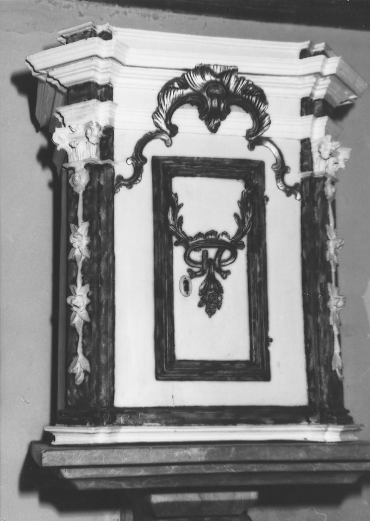 Motivi decorativi vegetali/ Corona/ Elementi decorativi architettonici (tabernacolo - a frontale architettonico) - produzione abruzzese (sec. XVIII)
