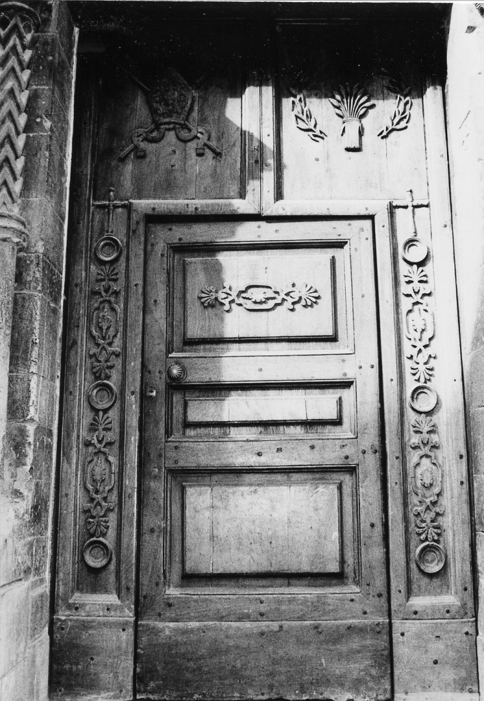 Croce, mitra, pastorale, spighe, motivi decorativi vegetali (porta) - ambito abruzzese (seconda metà sec. XIX)
