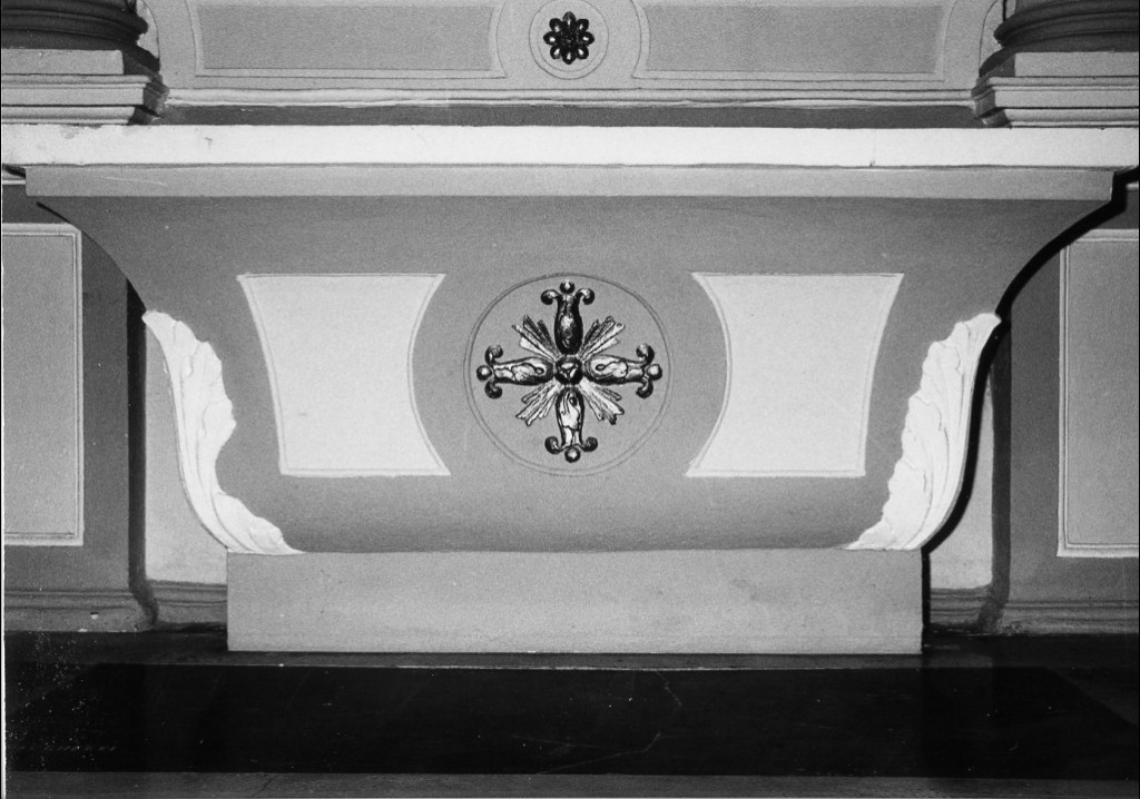 Motivi decorativi vegetali/ Croce greca raggiata (altare - a blocco) - ambito Italia centrale (sec. XVIII)