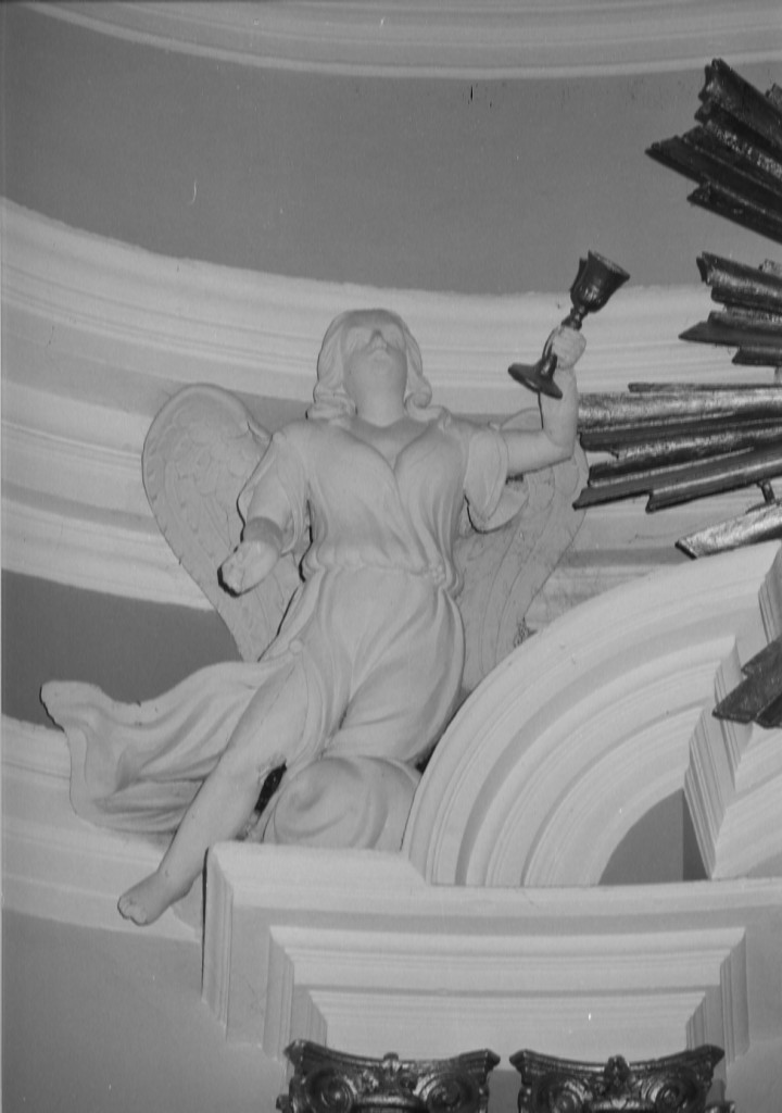 Angelo con calice/ Angelo con simbolo della passione:Croce (scultura, serie) - ambito Italia centrale (sec. XVIII)