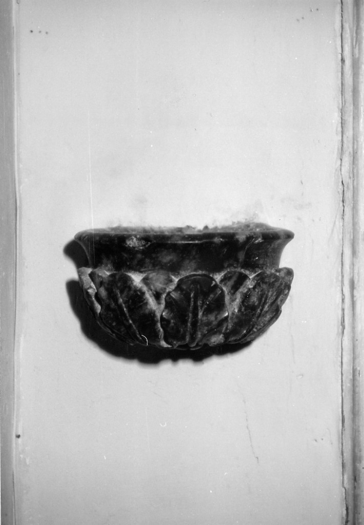 acquasantiera da parete, serie - ambito Italia centrale (sec. XVII)