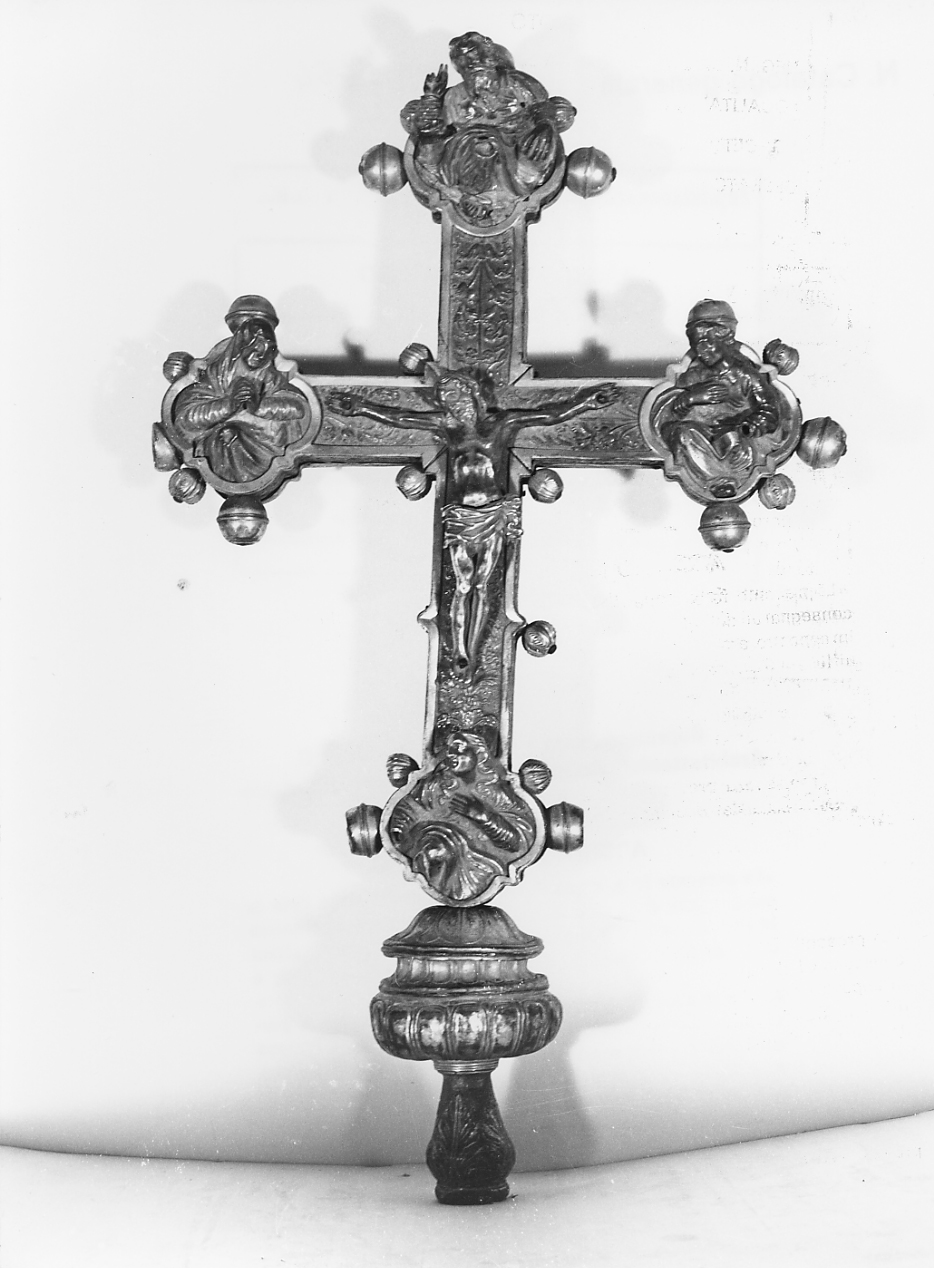 Cristo crocifisso, Eterno benedicente, Madonna, San Giovanni, la Maddalena (croce processionale) - manifattura aquilana (sec. XVI)