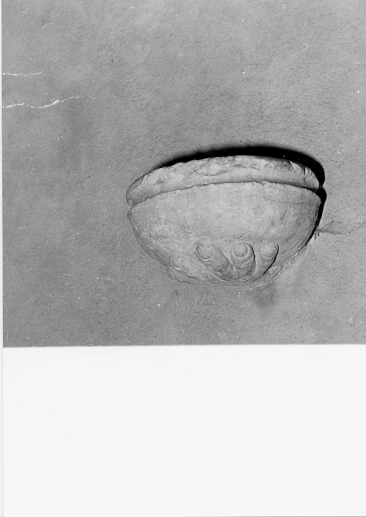 acquasantiera da parete - ambito abruzzese (sec. XVII)