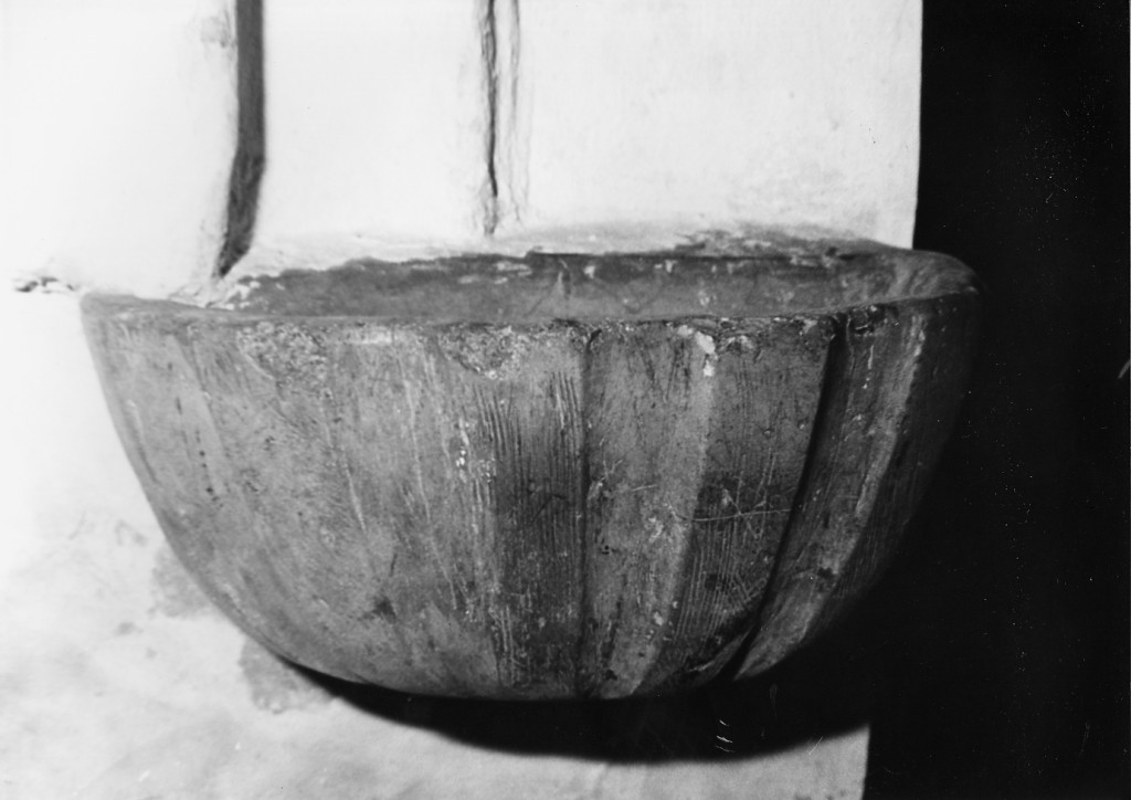 acquasantiera da parete - ambito abruzzese (prima metà sec. XVI)