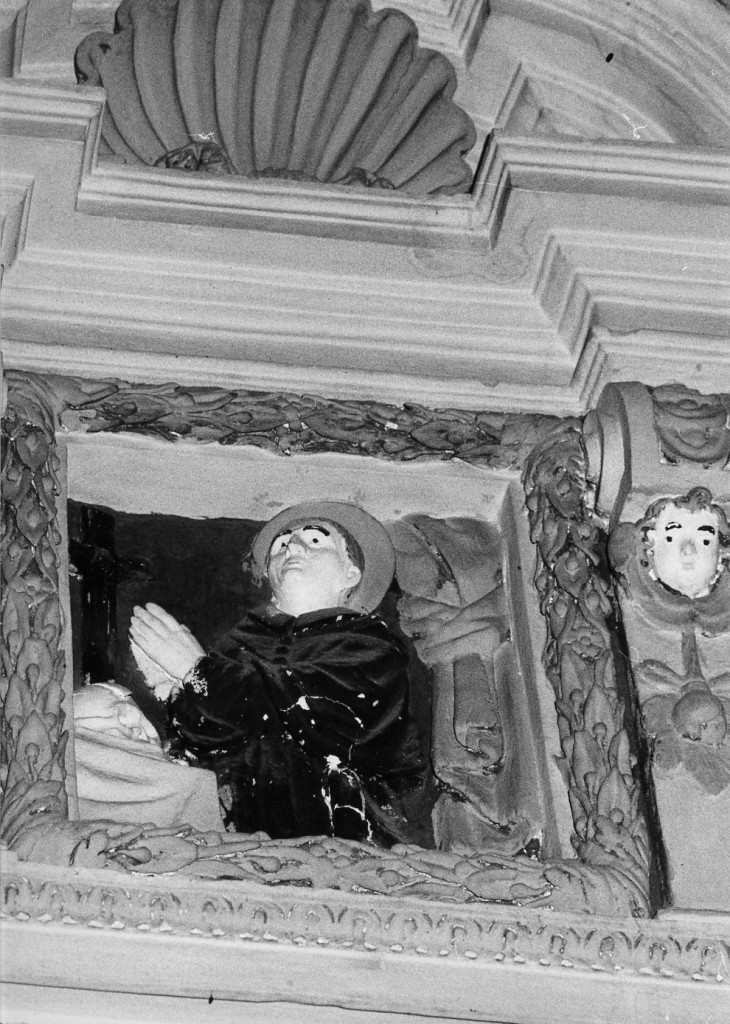 Santo francescano in adorazione del Crocifisso (rilievo) - ambito abruzzese (prima metà sec. XVII)