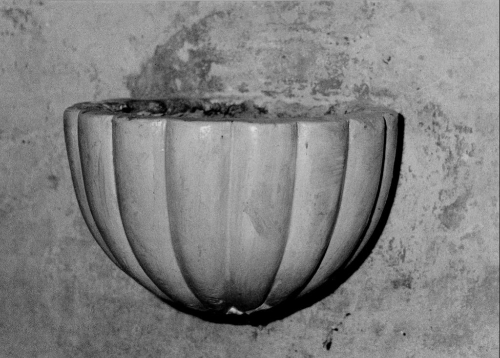 acquasantiera da parete, coppia - ambito abruzzese (prima metà sec. XVII)