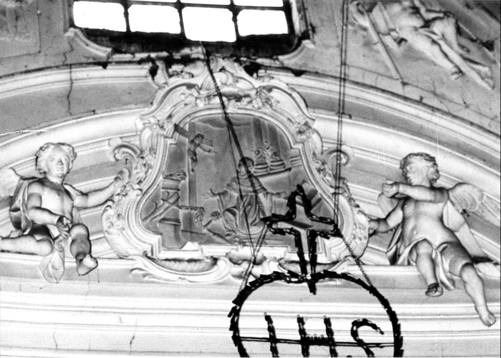 San Bernardo in ginocchio davanti al Cristo crocifisso (rilievo) di Canturio P (attribuito) (sec. XVIII)