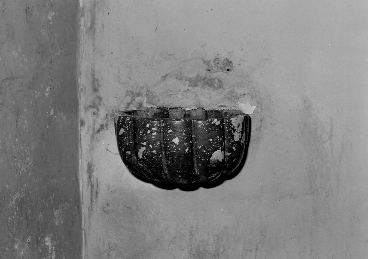 acquasantiera da parete, opera isolata - bottega Italia centrale (sec. XVIII)