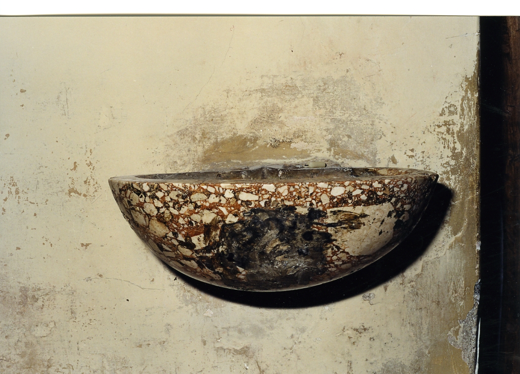 acquasantiera da parete, opera isolata - bottega Italia centrale (sec. XX)