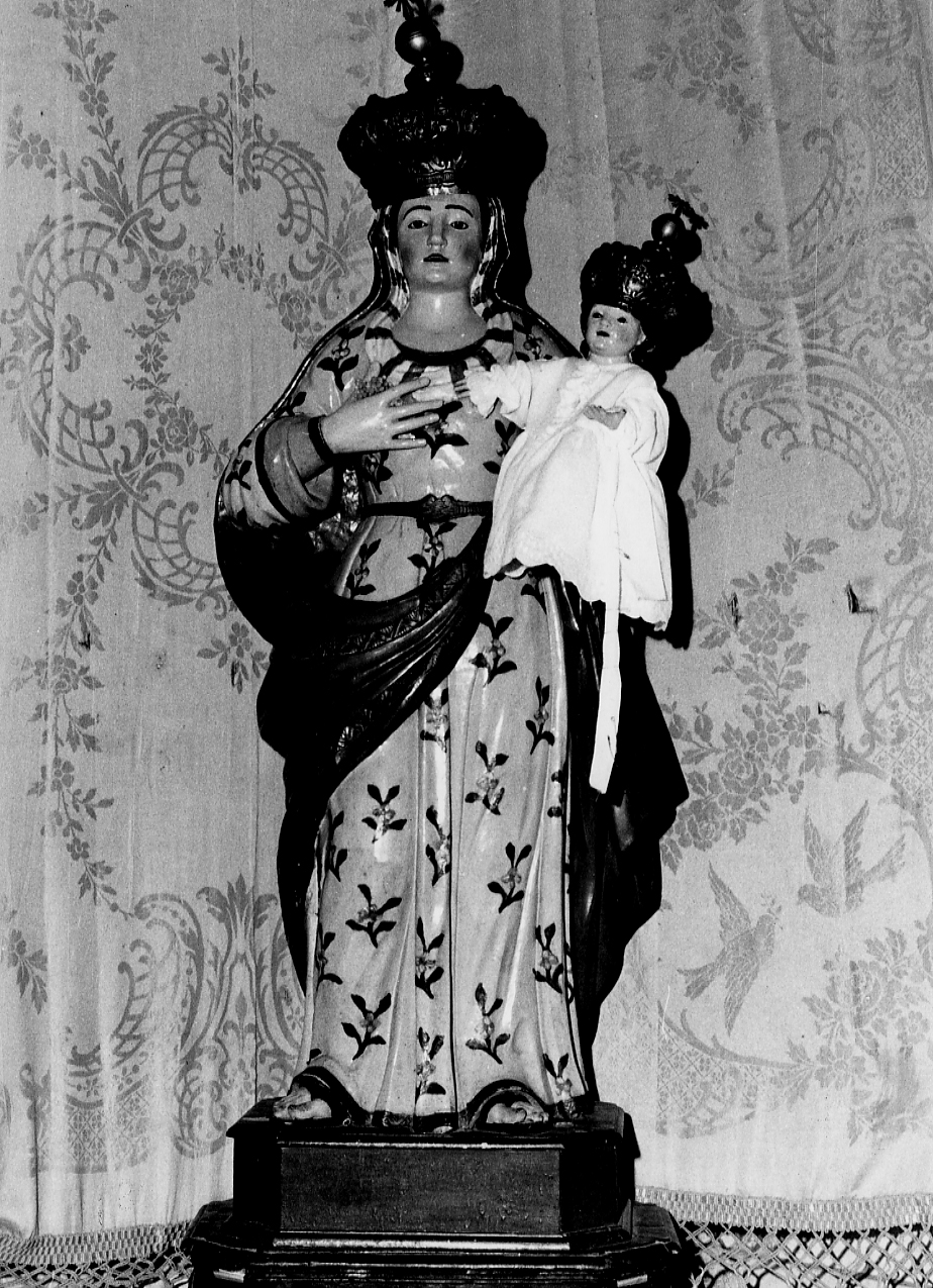 Madonna con personaggi che implorano il suo aiuto (statua, opera isolata) - ambito abruzzese (sec. XVIII)