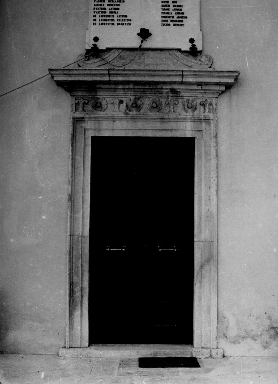 elementi architettonici con motivo decorativo floreale e volute (mostra di portale, elemento d'insieme) - ambito Italia centrale (sec. XVIII)
