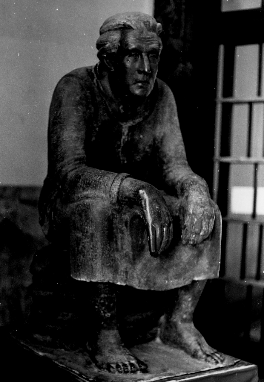 Grazia, figura di donna anziana (statua) di Michetti Vicentino (attribuito) (prima metà sec. XX)