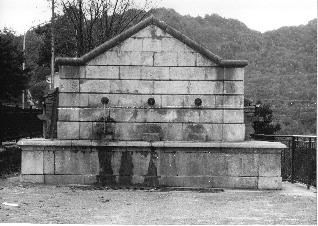 fontana, opera isolata - bottega Italia centrale (sec. XIX)