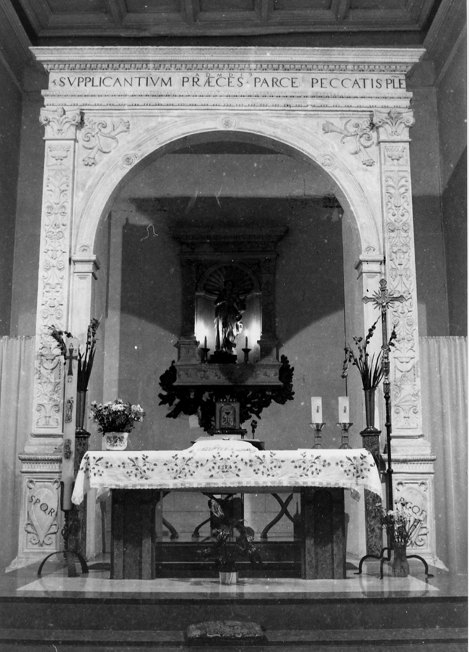 cornice architettonica con motivi decorativi a candelabra/ floreali/ volute (alzata, opera isolata) - bottega Italia centrale (sec. XVI)